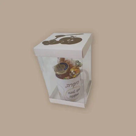 ⁦מארז מתוק ומפנק עם כוס ממותגת בעיצוב אישי⁩ – תמונה ⁦3⁩